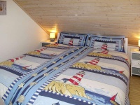 Zimmer mit Doppelbett im Obergeschoss