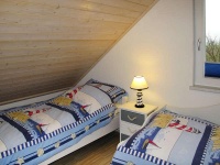 Zimmer mit zwei Einzelbetten im Obergeschoss