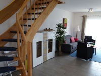 Wohnzimmer mit Treppe zum Obergeschoss und Highboard