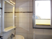 Badezimmer mit Tageslichtfenster