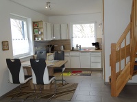 Essbereich mit Holztreppe zum Obergeschoss