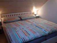 Zimmer mit Doppelbett im Obergeschoss