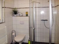 Bad mit Dusche und WC